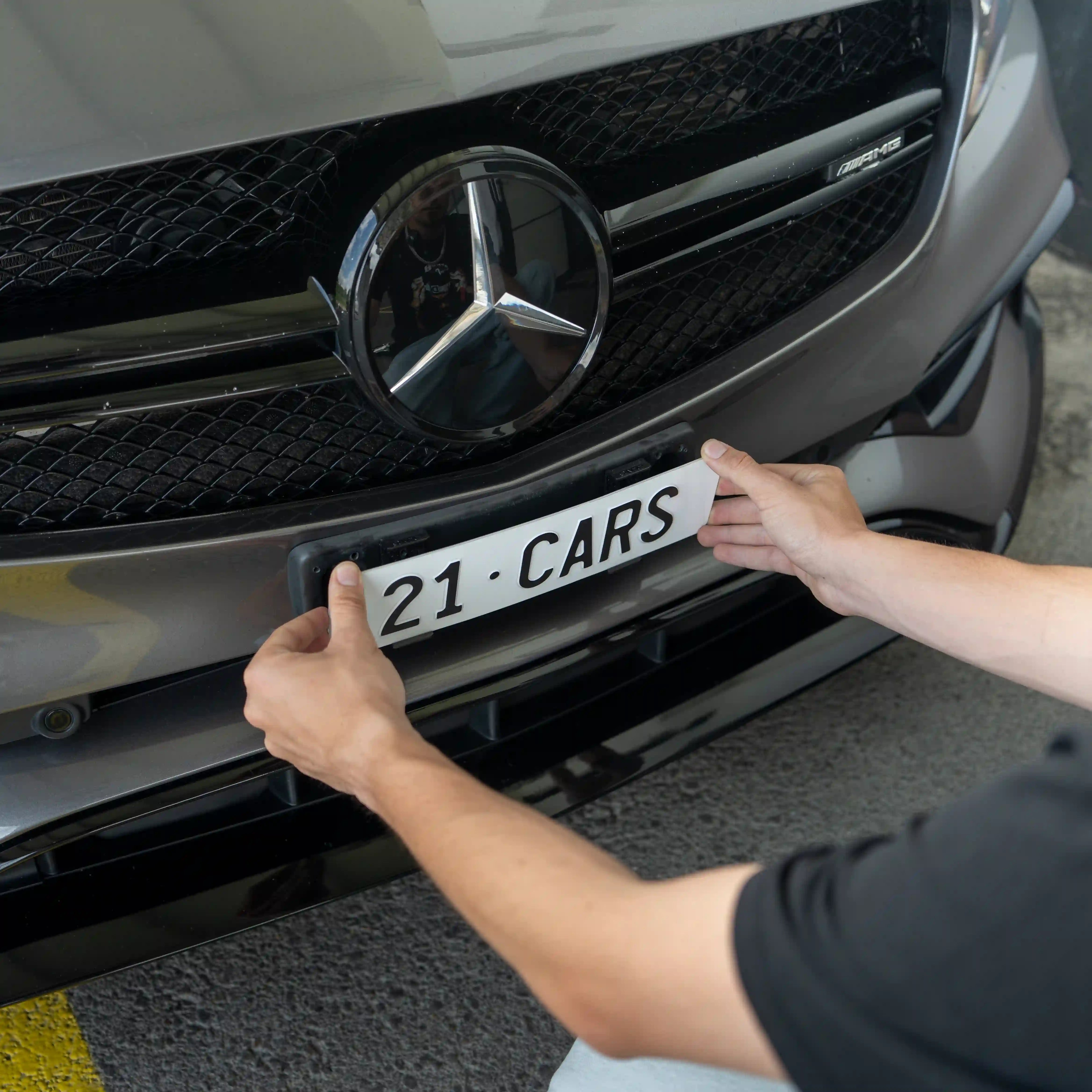 Kennzeichenhalter Produkt Lifestyle Bild mit 21CARS Nummernschild