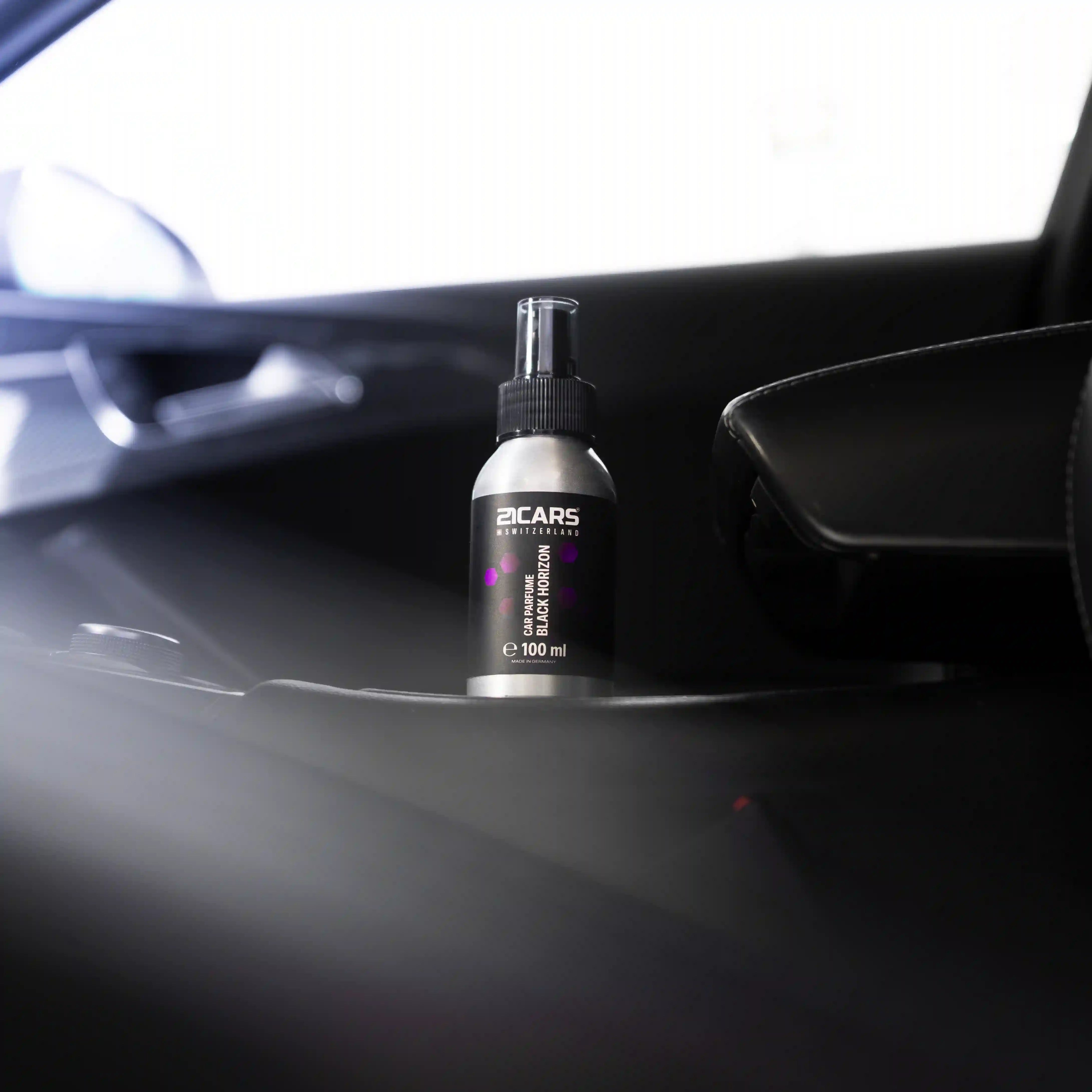 Parfüm Black Horizon Lifestyle Audi RS6 Mittelkonsole head on Bild